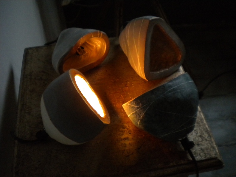 Set lampada agata (quelle a strisce); marmo serpentino (quella verde) e sasso quella grigia. Maioliche con dorature al terzo fuoco DSCN1085.JPG