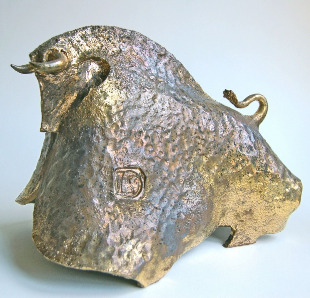 Formatura: a lastra
Decorazione: maiolica con dorature e lustri metallici al terzo fuoco
Dimensioni: lung. 45 cm; alt. 35 cm; largh 40 cm circa t\'oro (2).JPG